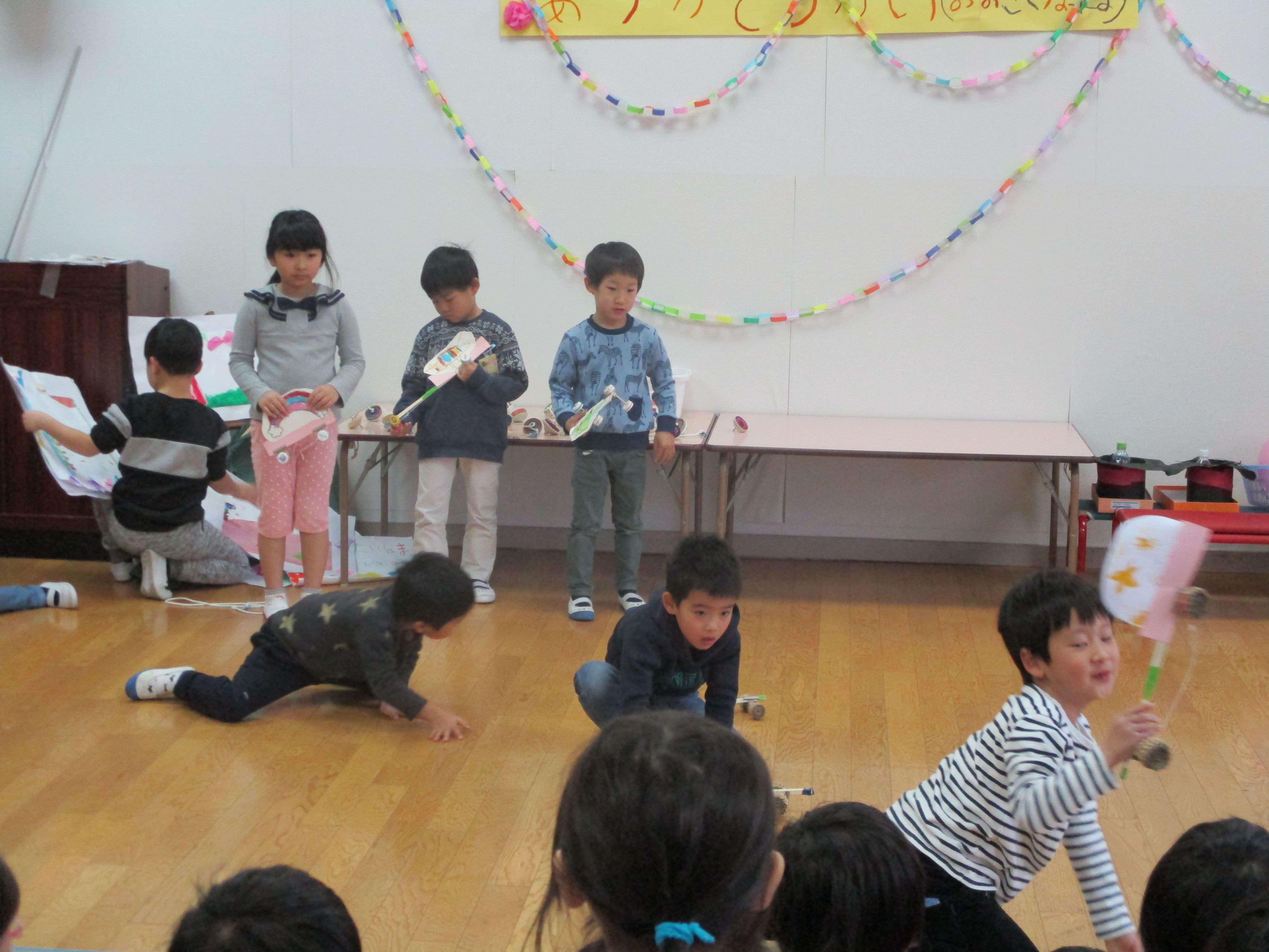 手作り玩具を披露する5歳児