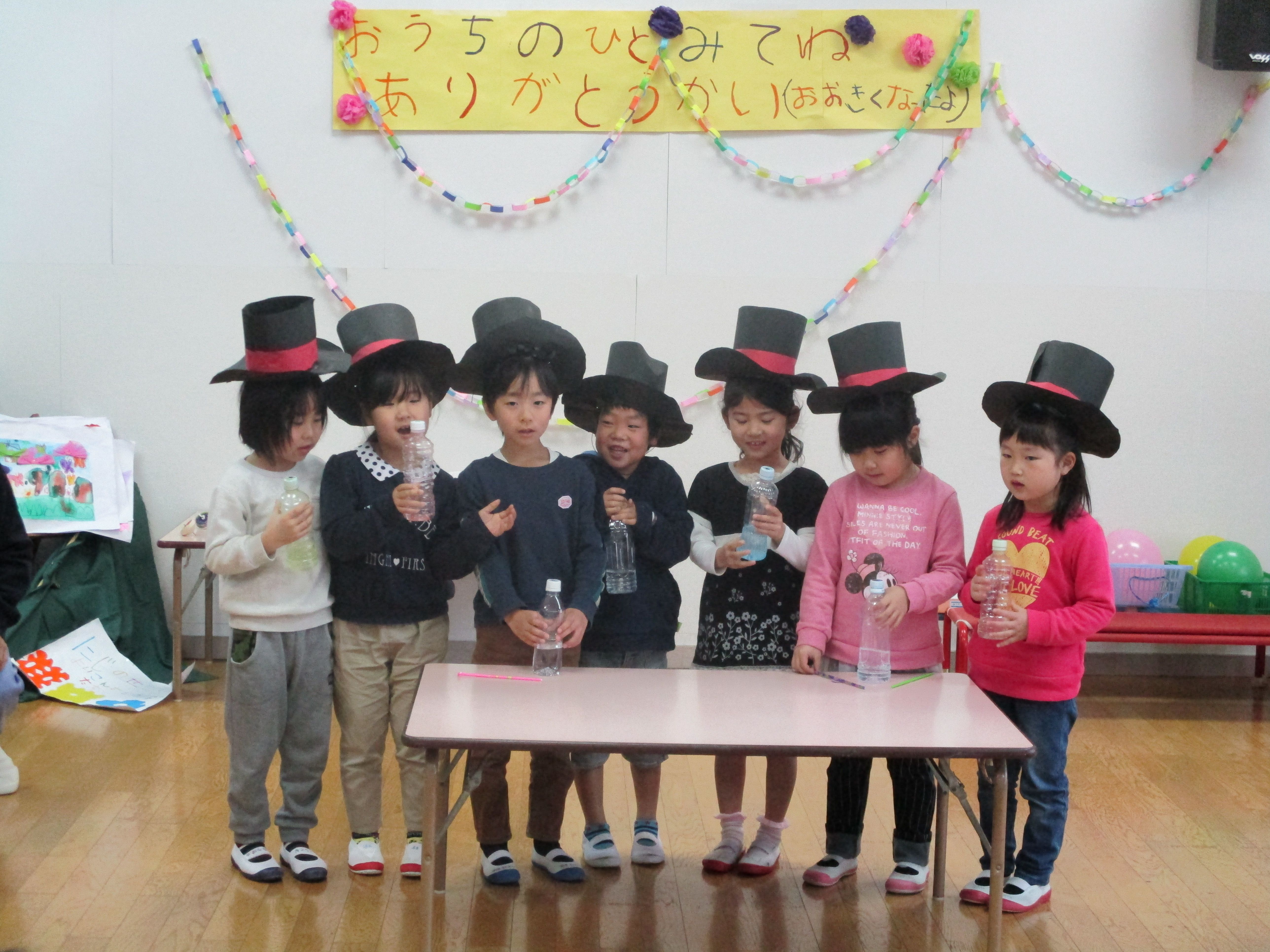 手品を披露する5歳児