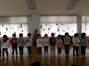 キャンドルサービスをする5歳児さん