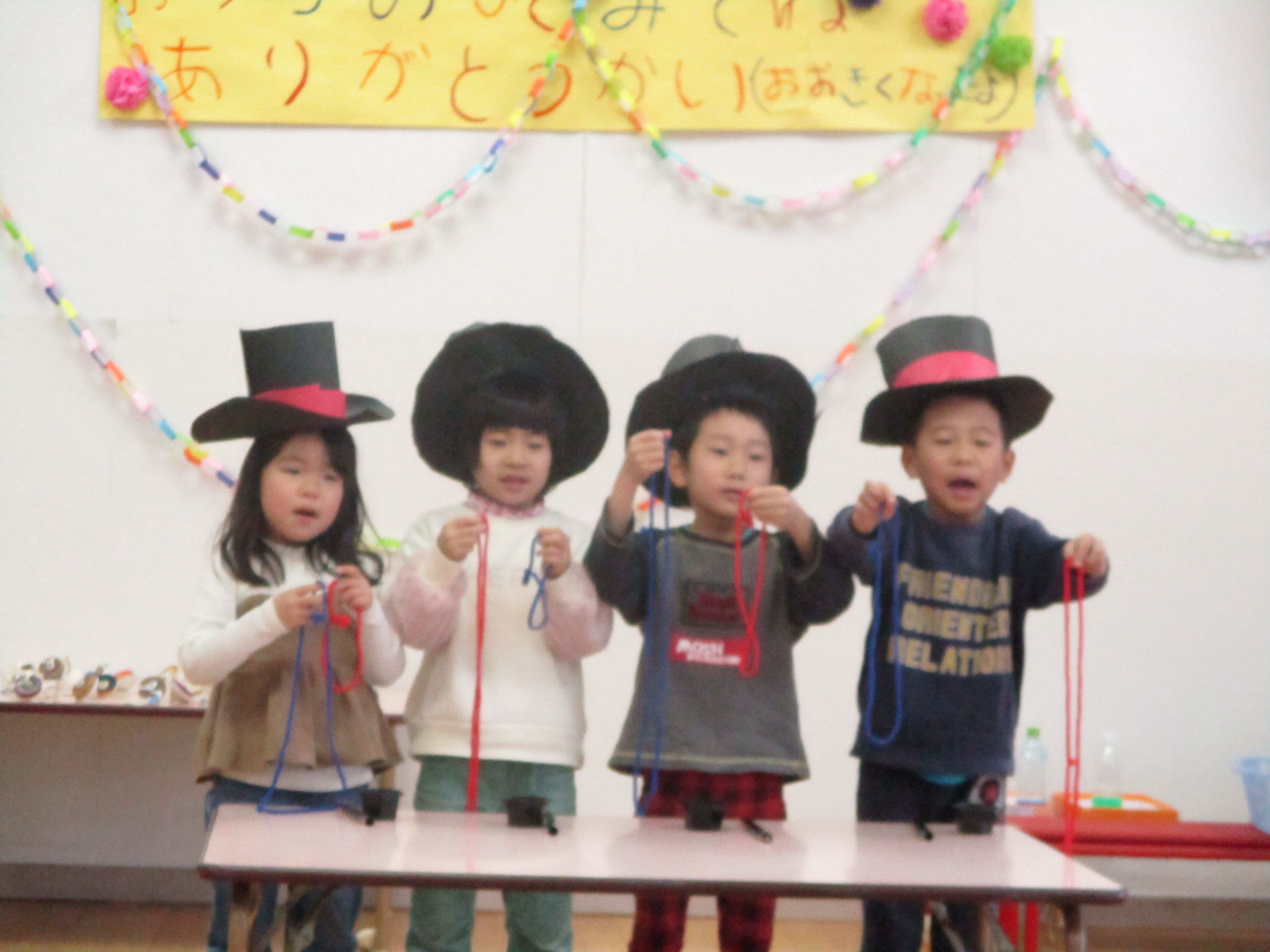 手品をする5歳児
