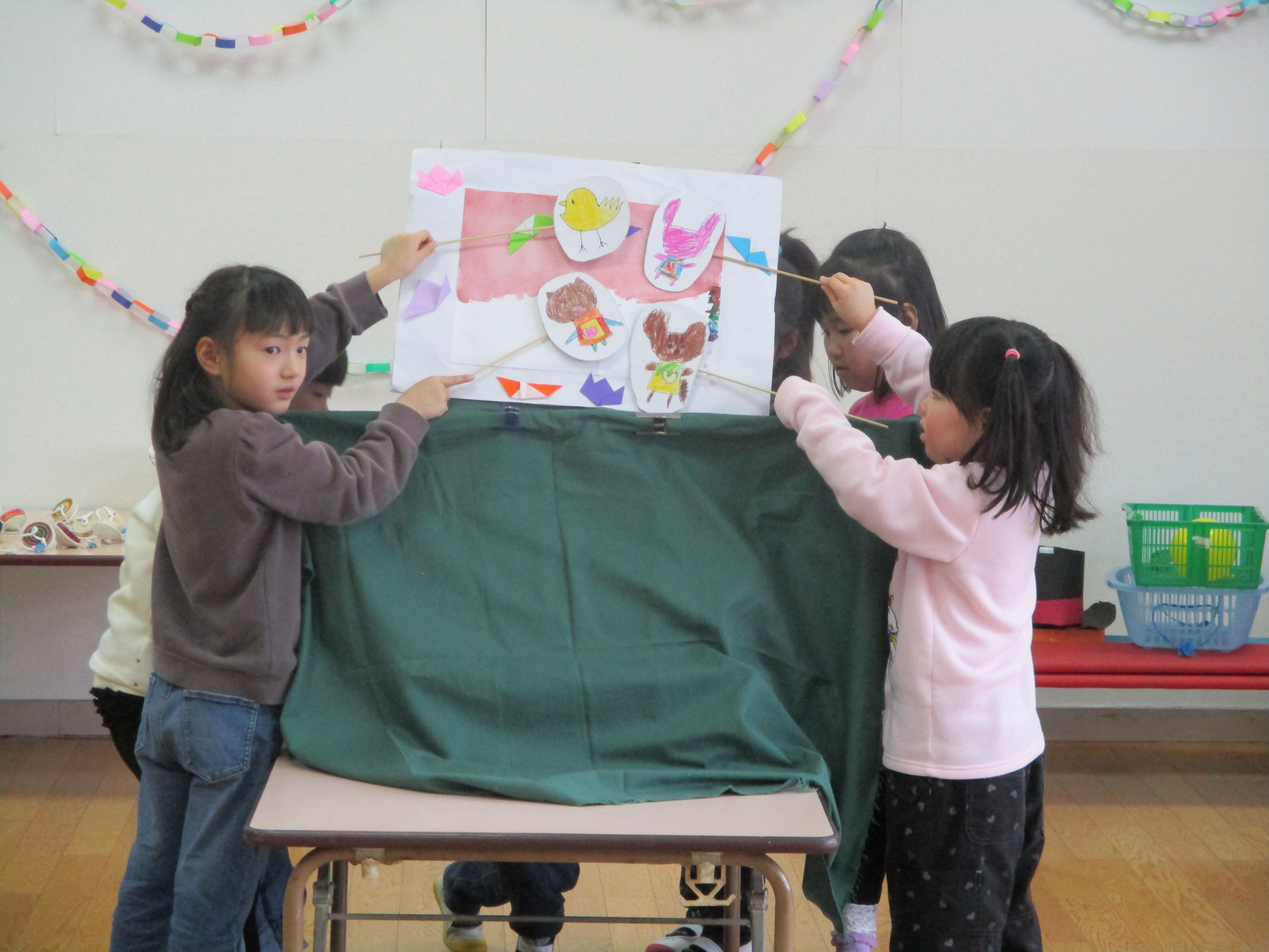 ペープサートをする5歳児の画像2