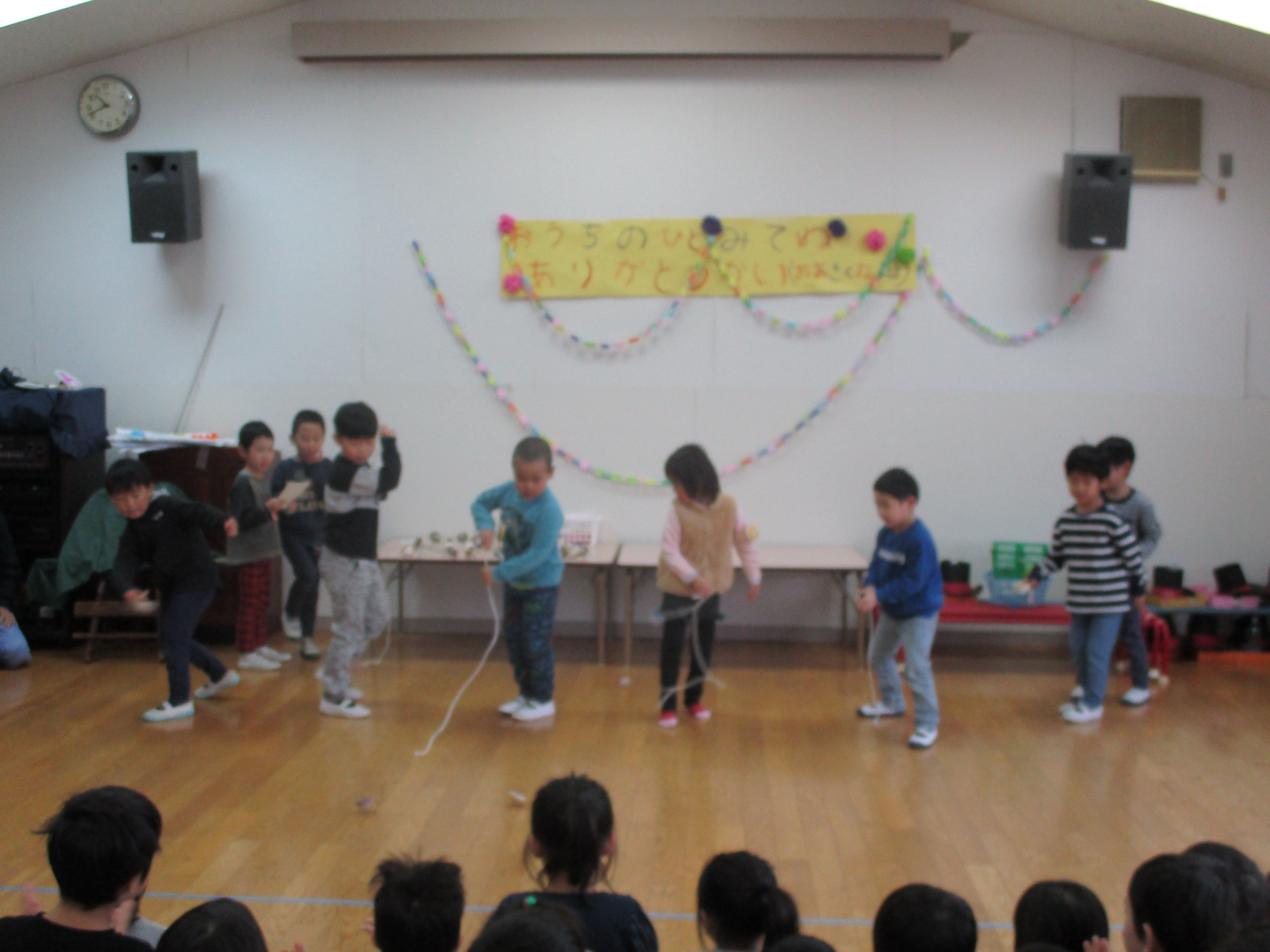 コマ回しをする5歳児