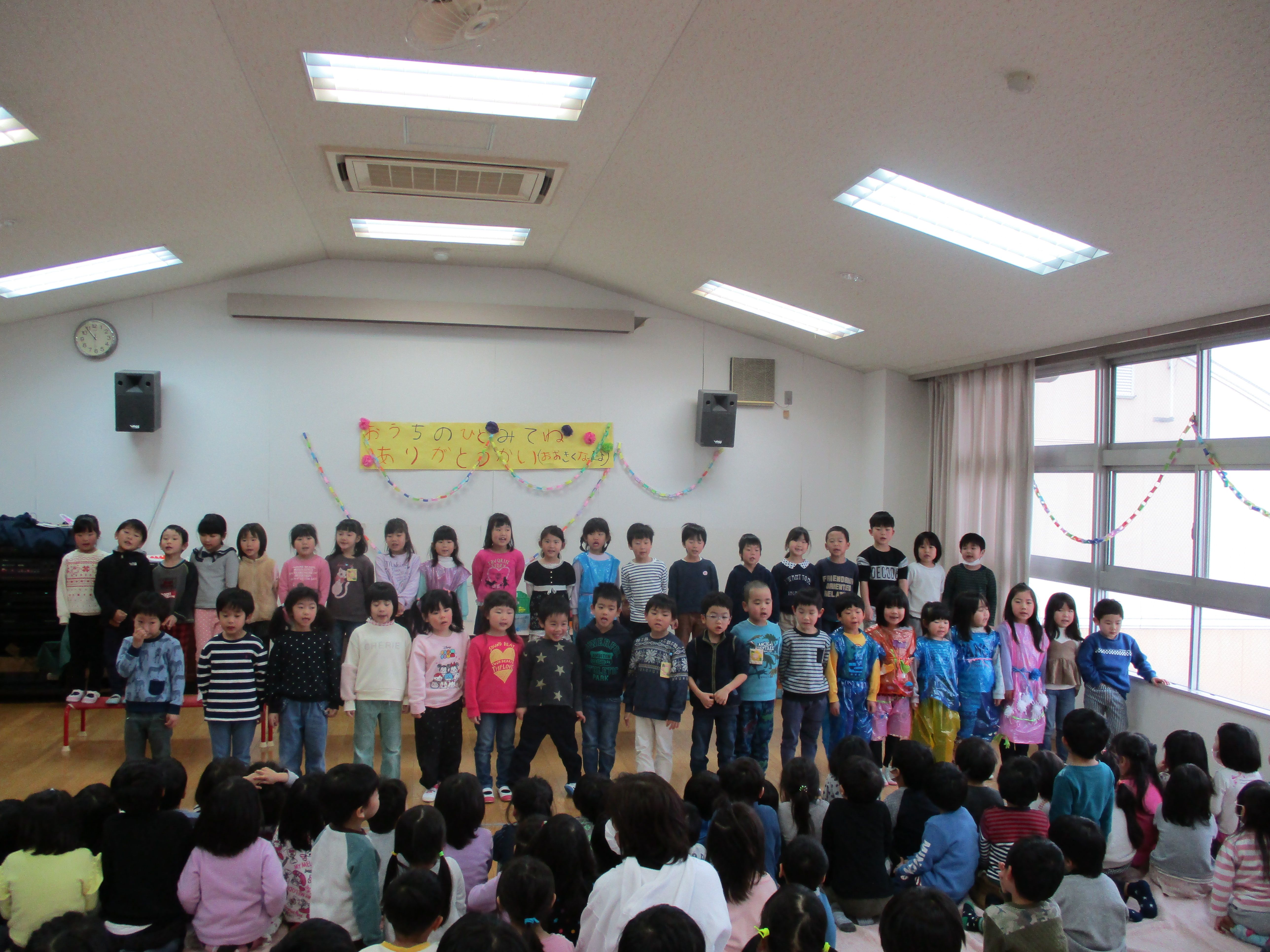 歌を歌う5歳児