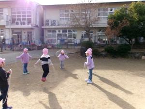 5歳児縄跳びをする様子
