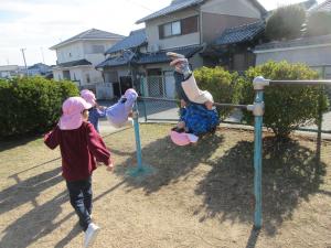 5歳児公園で遊ぶ様子