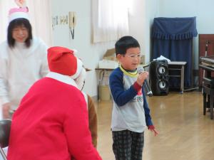 5歳児クリスマス会でサンタに質問をする様子