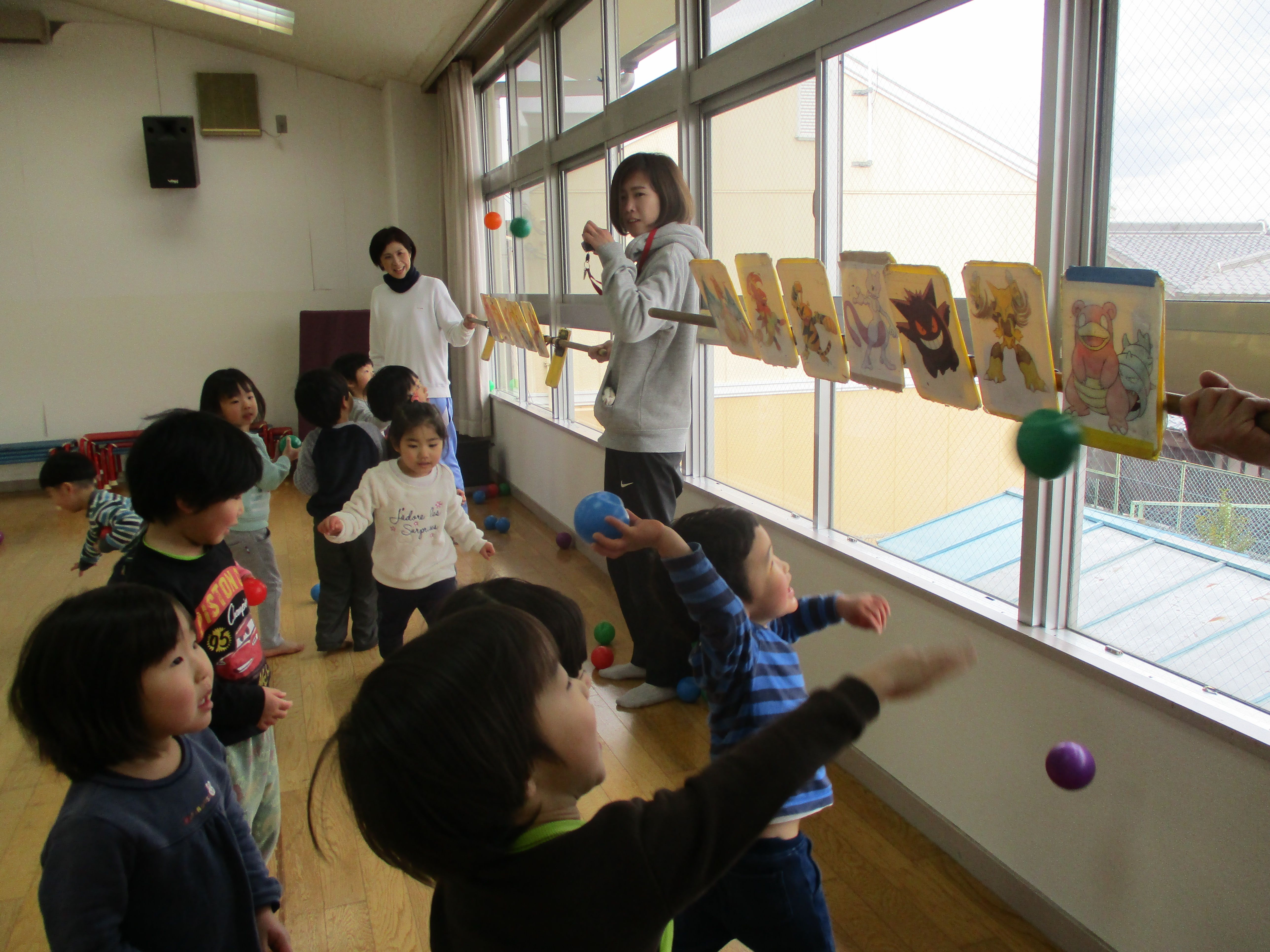 的に向かってボールを投げる3歳児