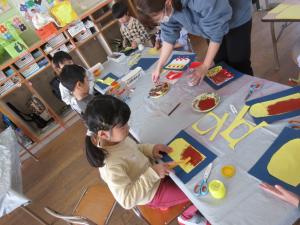 5歳児12月の製作の様子