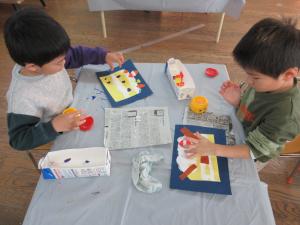 5歳児12月の製作でクリスマスケーキをつくる様子