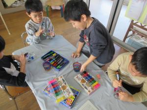 5歳児がキャンドルをつくる様子