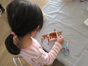 5歳児クリスマス飾りをつくる様子