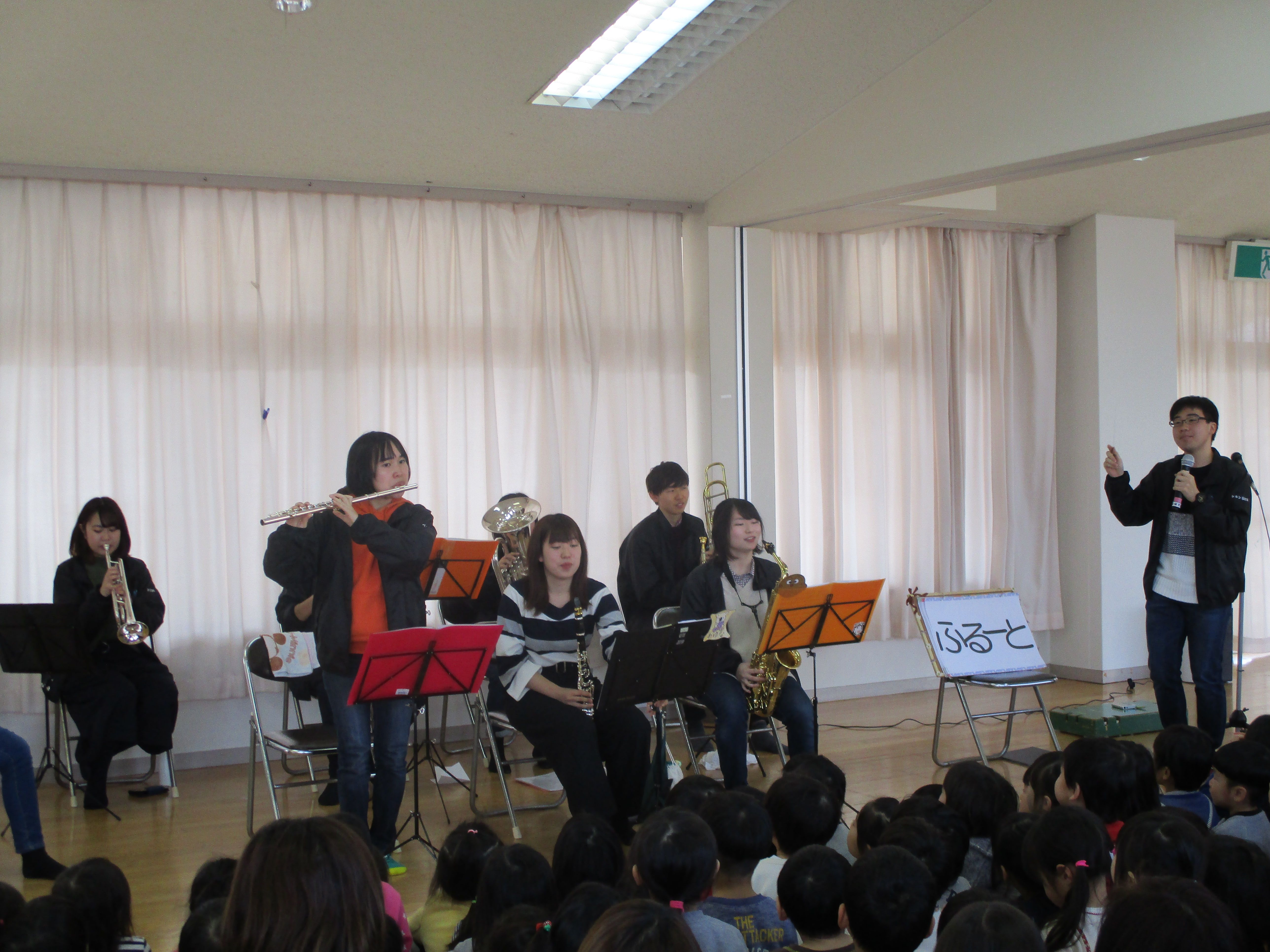 楽器を演奏する学生さんたち
