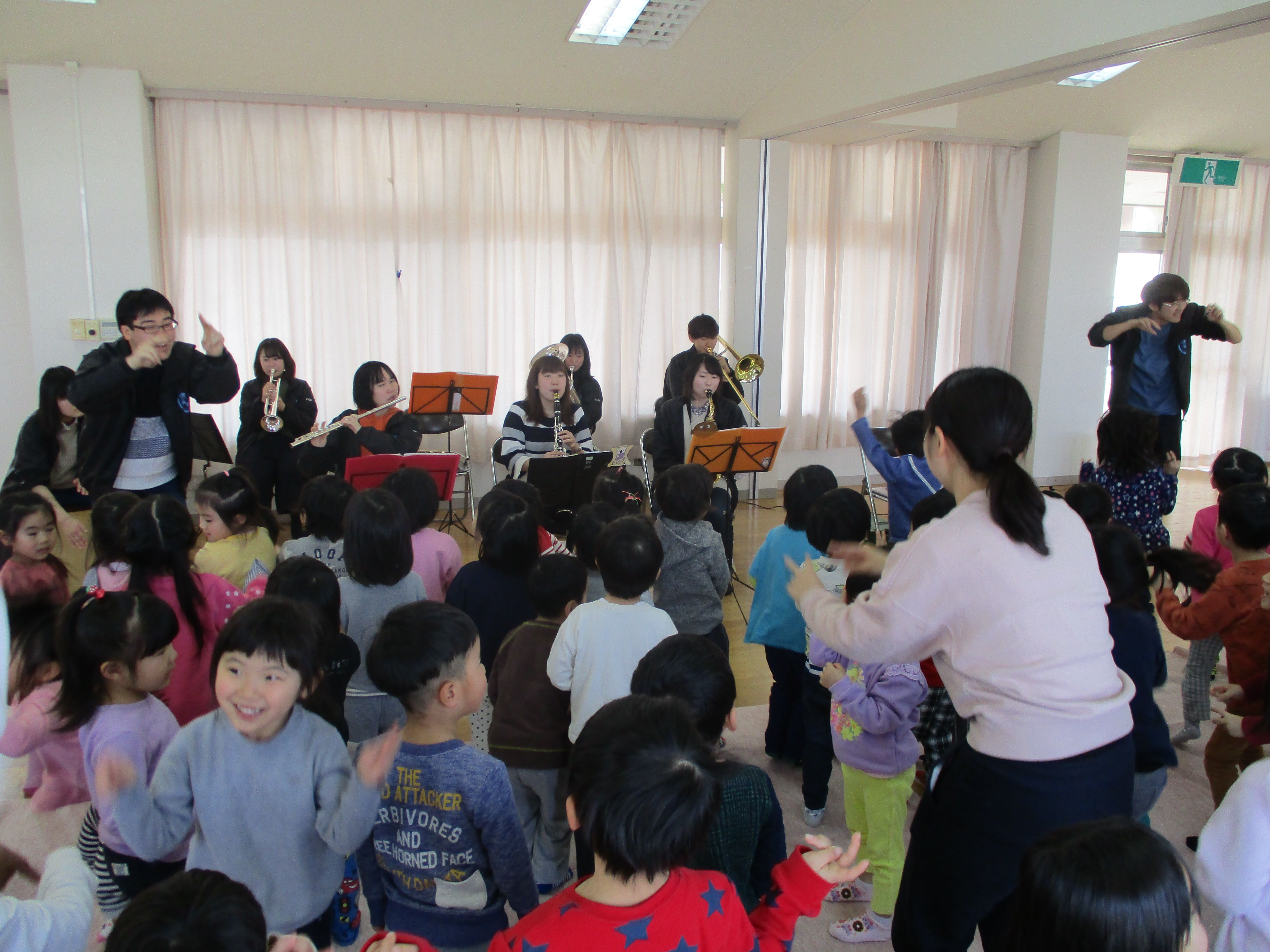 演奏に合わせて踊る子ども達