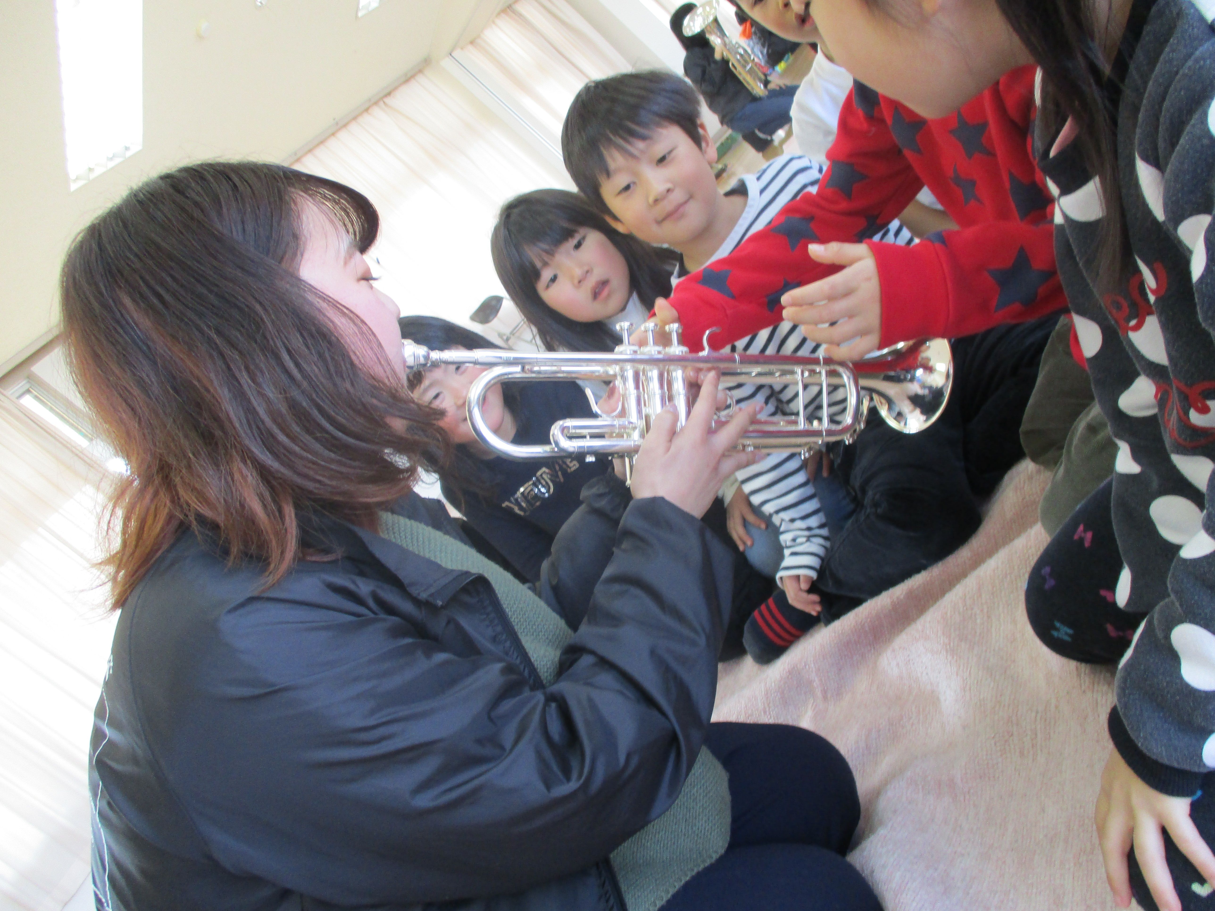 楽器の振動を感じるこどもたち