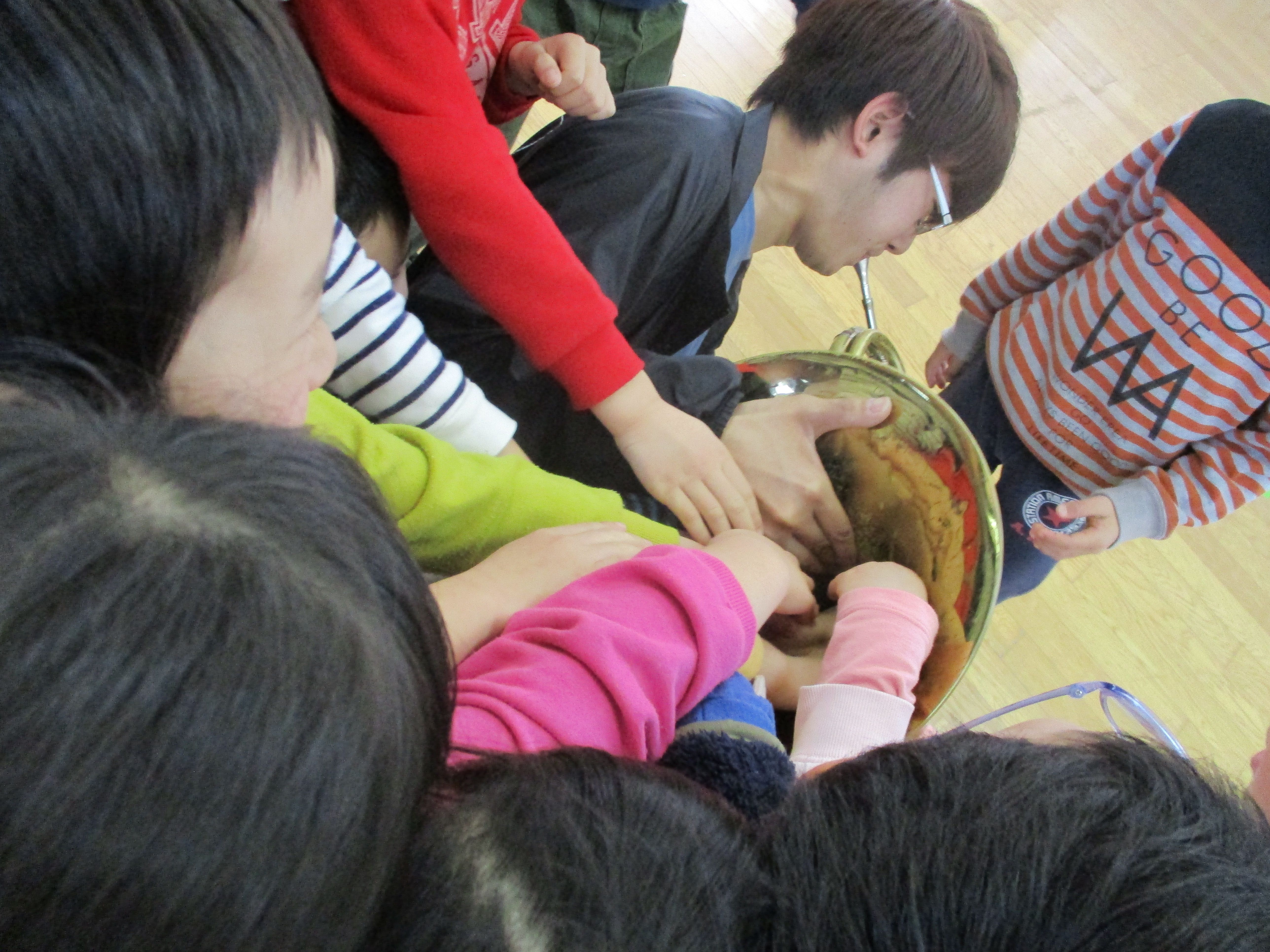 楽器の振動を感じる子どもたち