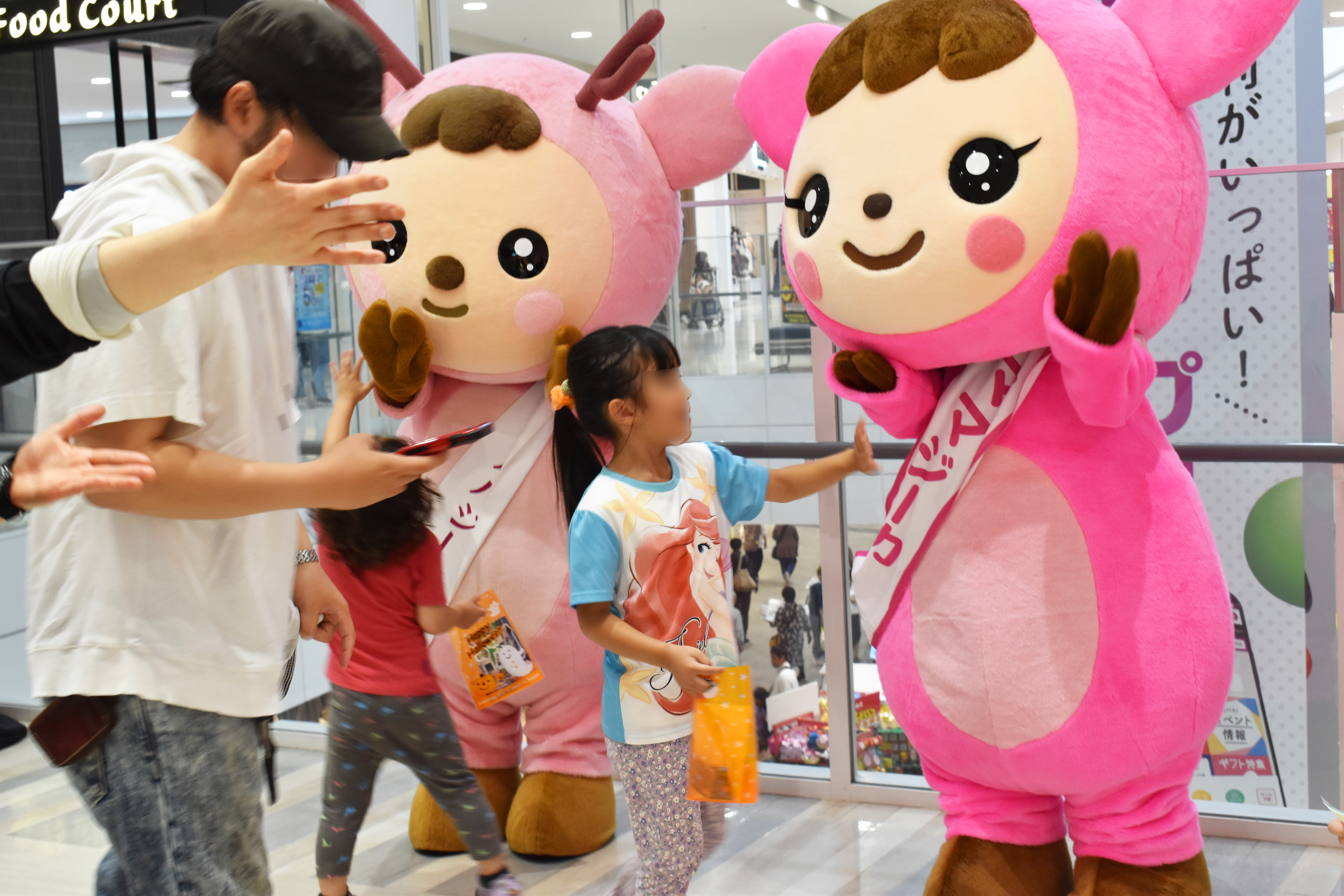 手を振るママジーカ