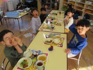 給食を食べるところです