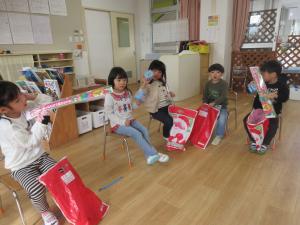 プレゼントを見て喜んでいます