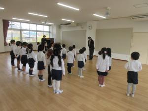 園長先生の話を聞いています