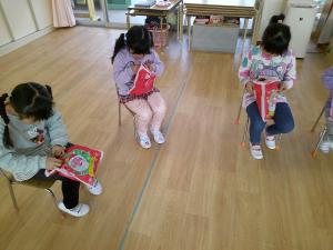 中身をのぞいています