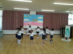 みんなで輪になって太陽を表現