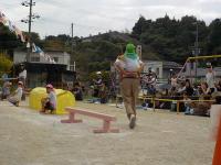 おんぶしてもらって喜んでいます