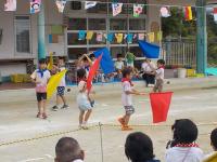 4・5歳児旗をもって踊っています