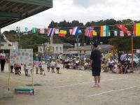 開会式で育友会会長さんの話を聞いてます