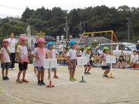 4・5歳児並んで話を聞いたり体操をしています