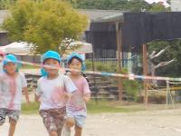 4歳児ゴール目指してかけっこをしています