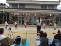5歳児　保育者を見ながら太鼓をたたいています