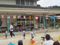 ３歳児　ポンポンを持って走り回っています