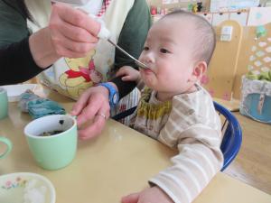 離乳食を食べている