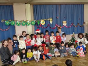 3歳児サンタクロースと記念撮影