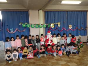 4歳児サンタクロースと記念撮影