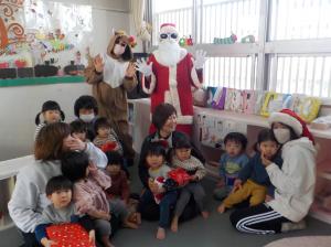 1歳児　サンタクロースとの記念撮影