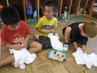 5歳児Tシャツに絞り柄を入れています
