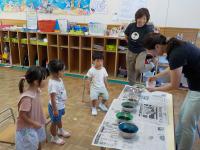 3歳児Tシャツ染めをしています