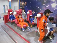 スペースシャトルの服を着ています