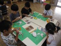 5歳児紙粘土で昆虫をつくっています