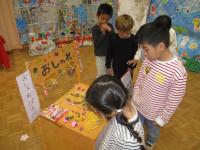 作品展を見学しています