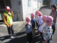 5歳児地域散歩で地域の方の話を聞いています