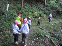 5歳児　龍王の滝の山道を歩いています
