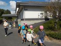 歩いて施設に向かっています
