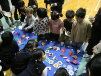 折り紙でつくった魚やツルなどのお土産を選んでいます