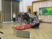 鉄棒で前回りをしています