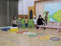 平均台を渡って遊んでいます