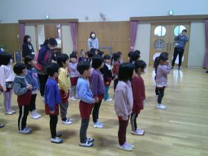 始業式で園長先生の話を聞いています