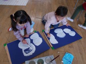 3歳児が雪だるまの絵をかいています