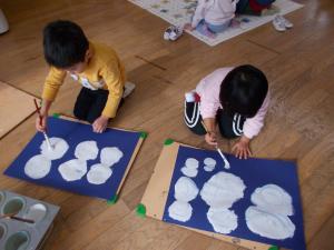 3歳児が絵の具で絵をかいています